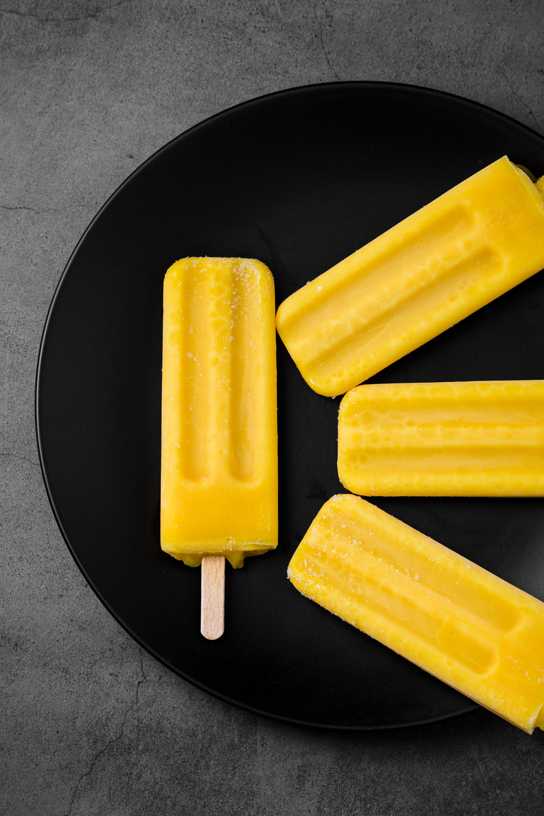 Popsicles à la mangue et ananas avec l'eau protéinée Grit Nutrition, parfaite pour l'entraînement. Profitez de nos boissons protéinées sans sucre et de nos jus sans sucre pour rester en forme.