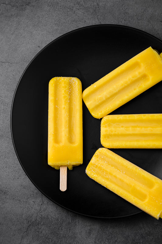 Popsicles à la mangue et ananas avec l'eau protéinée Grit Nutrition, parfaite pour l'entraînement. Profitez de nos boissons protéinées sans sucre et de nos jus sans sucre pour rester en forme.